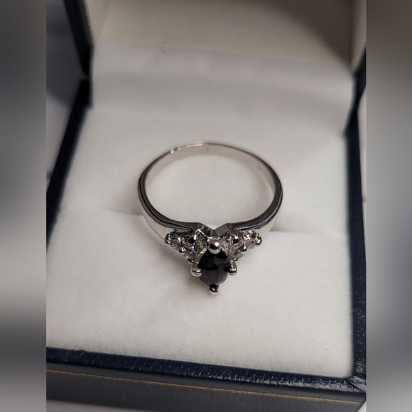 Size 7 Ladies Ring - Picture 3 of 4